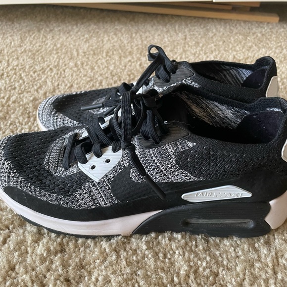 Women’s Nike Air Max - Picture 4 of 5